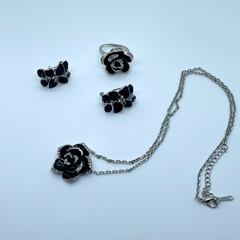 Amazing set, nickel free! Adjustable chain 18 inch and 20 inch! 😍😍😍ring 7,5